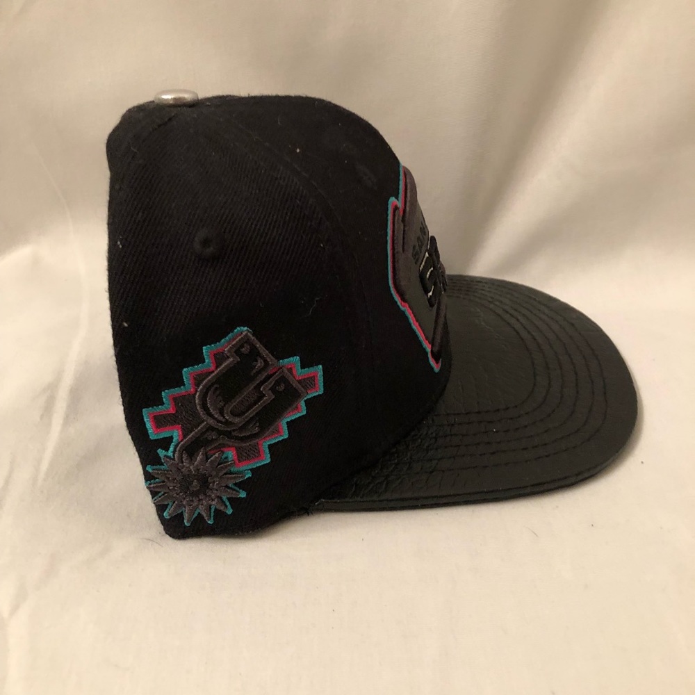 Spurs Snap back - Picture 3 of 3